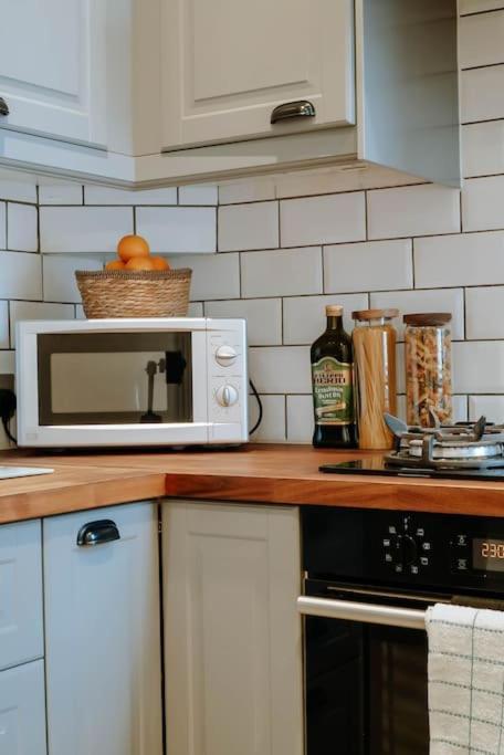 Holiday home Newly Refurbished 3 Bedroom Townhouse Free Parking *