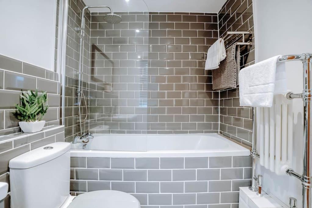 Newly Refurbished 3 Bedroom Townhouse Free Parking Holiday home Harrogate