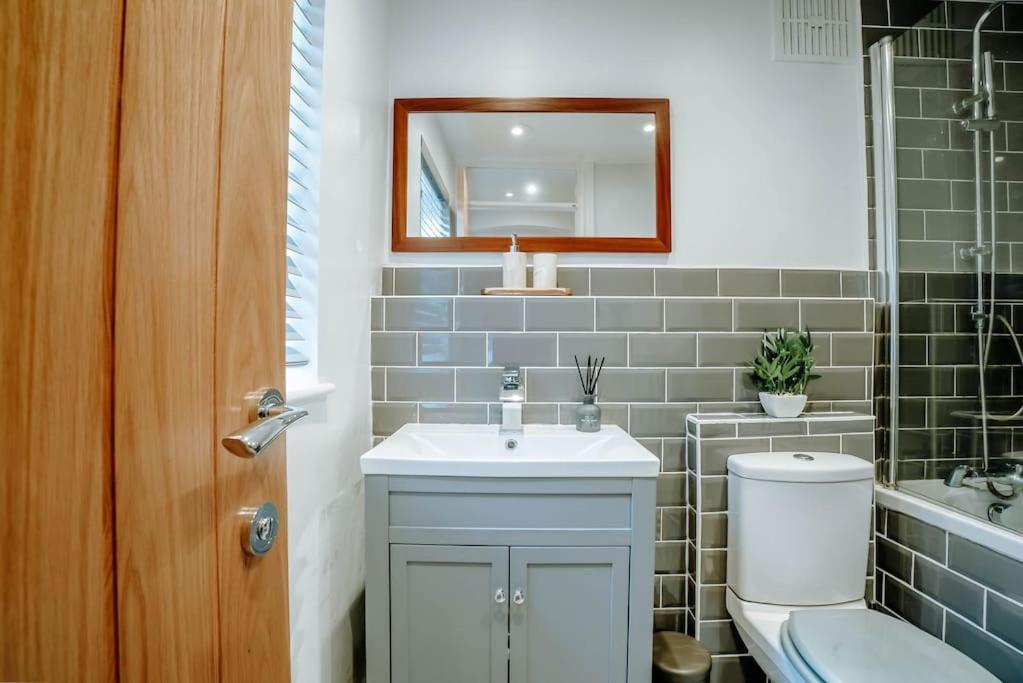 Newly Refurbished 3 Bedroom Townhouse Free Parking Holiday home