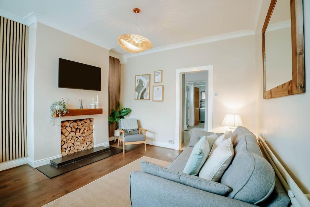 Newly Refurbished 3 Bedroom Townhouse Free Parking Holiday home Harrogate